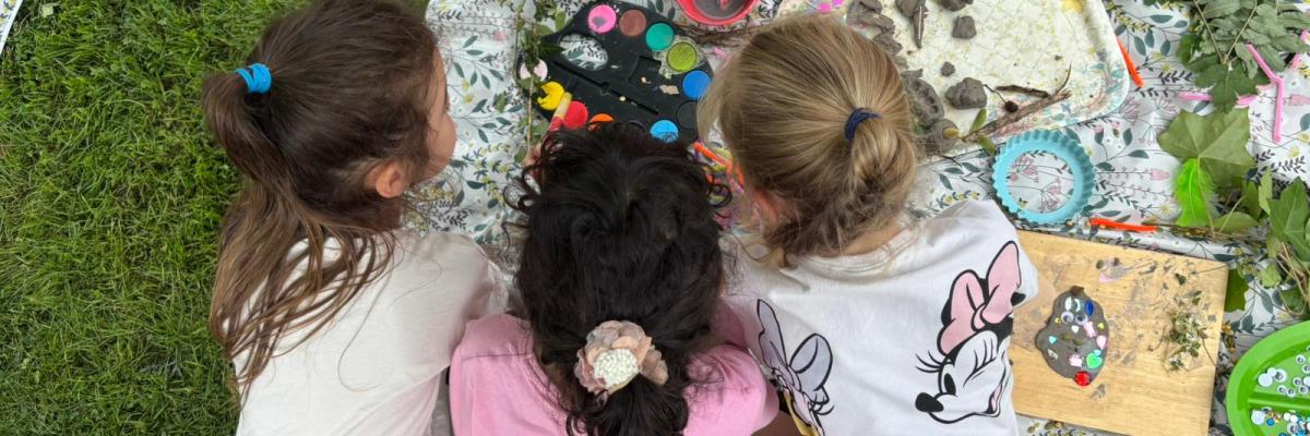 Photo Image Children using arts and crafts