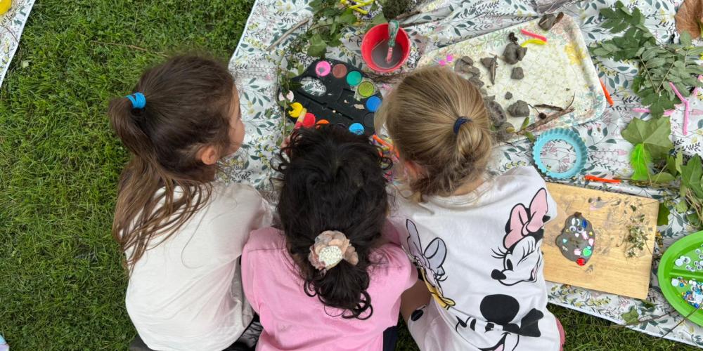 Photo Image Children using arts and crafts